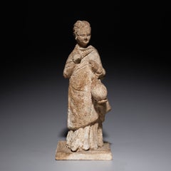 Figura femminile. Grecia antica, III secolo a.C. Terracotta. Altezza 12,5 cm.