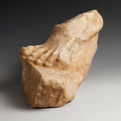 Sockel für eine Skulptur. Das antike Rom, 2.–3. Jahrhundert n. Chr. Marmor. 38 cm lang.