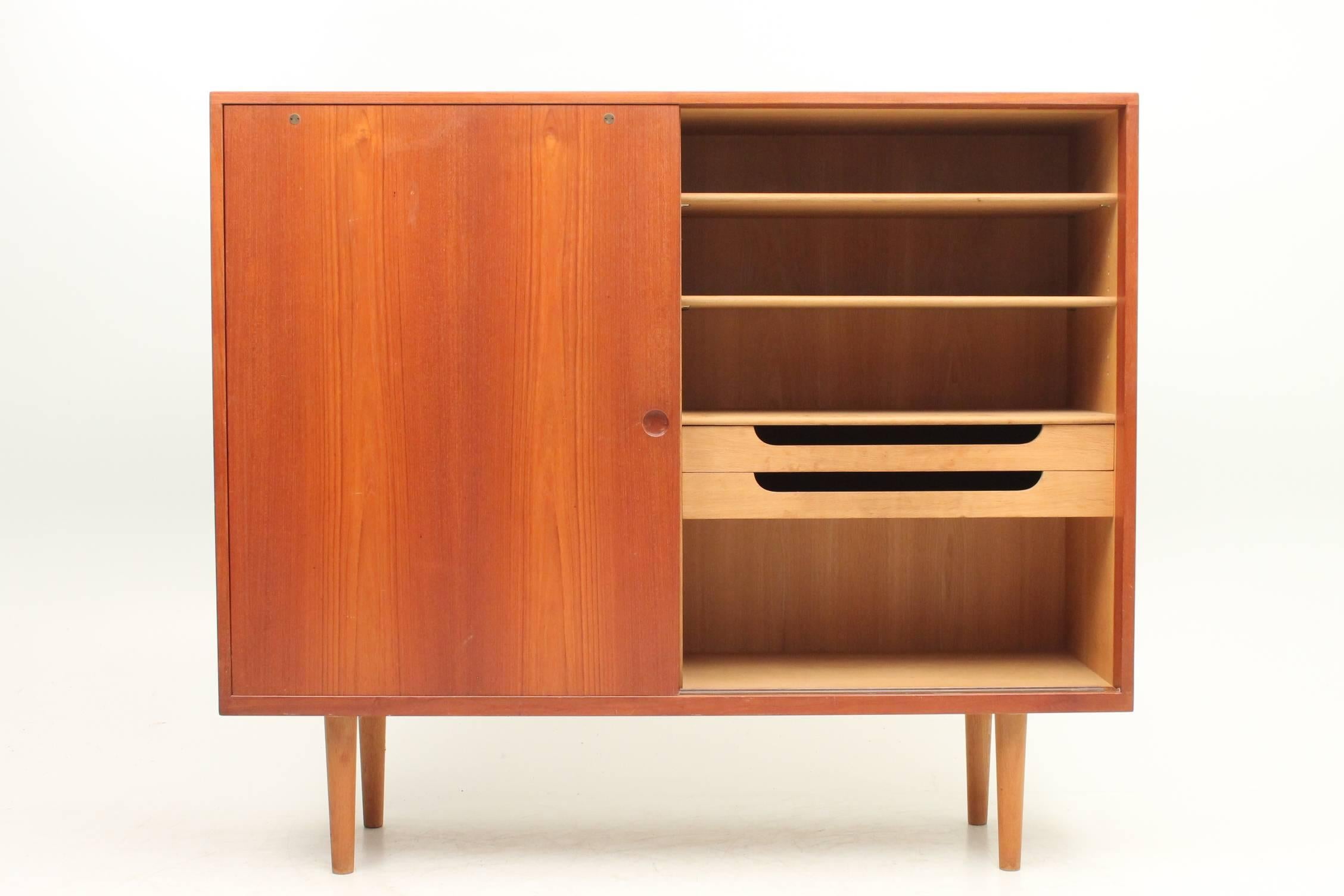 Danish, Mid-Century RY26 Cabinet by Hans Wegner, 1959 In Excellent Condition In Houston, TX