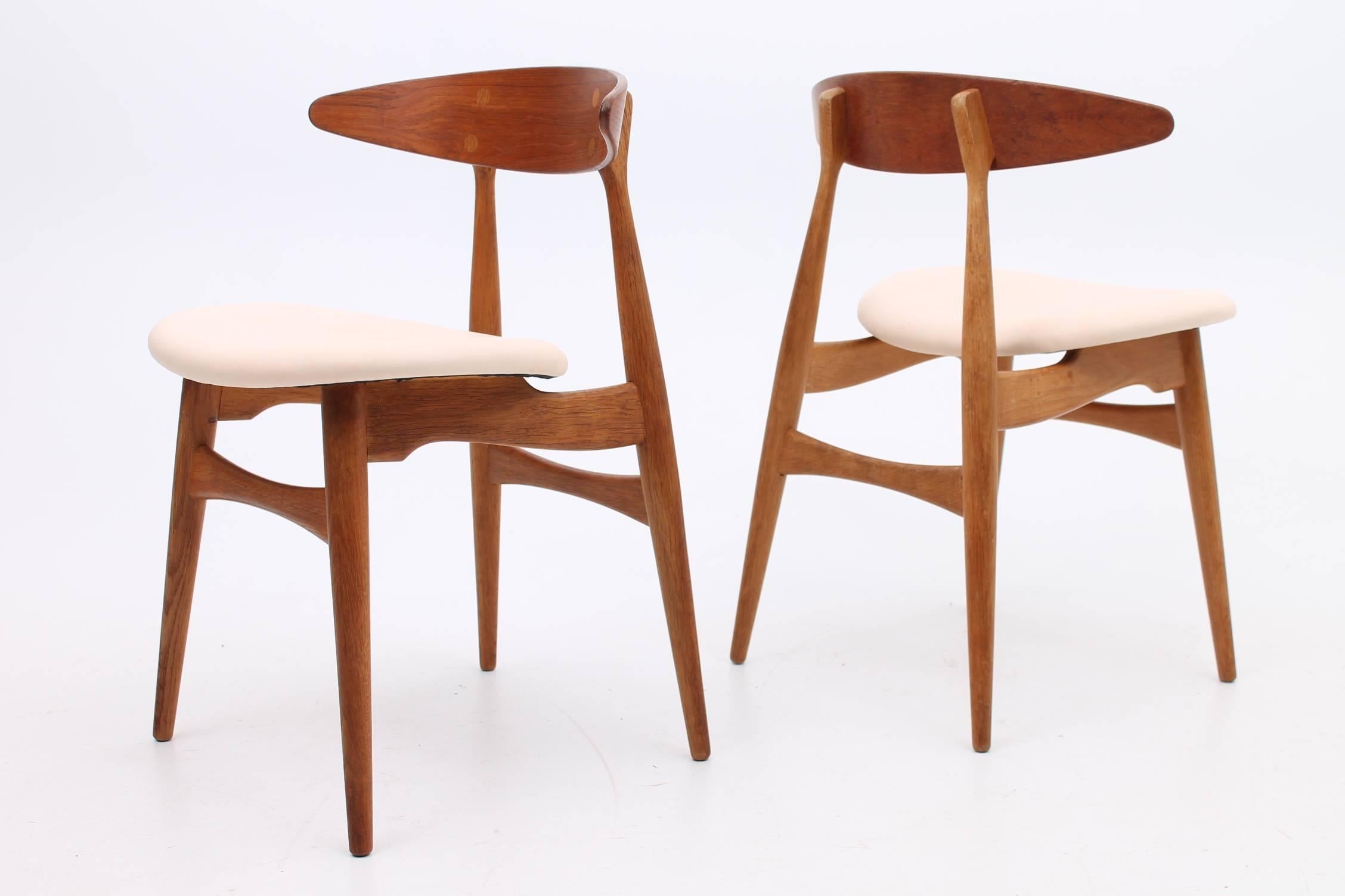 Set of Two Teak and Oak  CH33 Chairs by Hans J Wegner with Cream Leather In Excellent Condition In Houston, TX