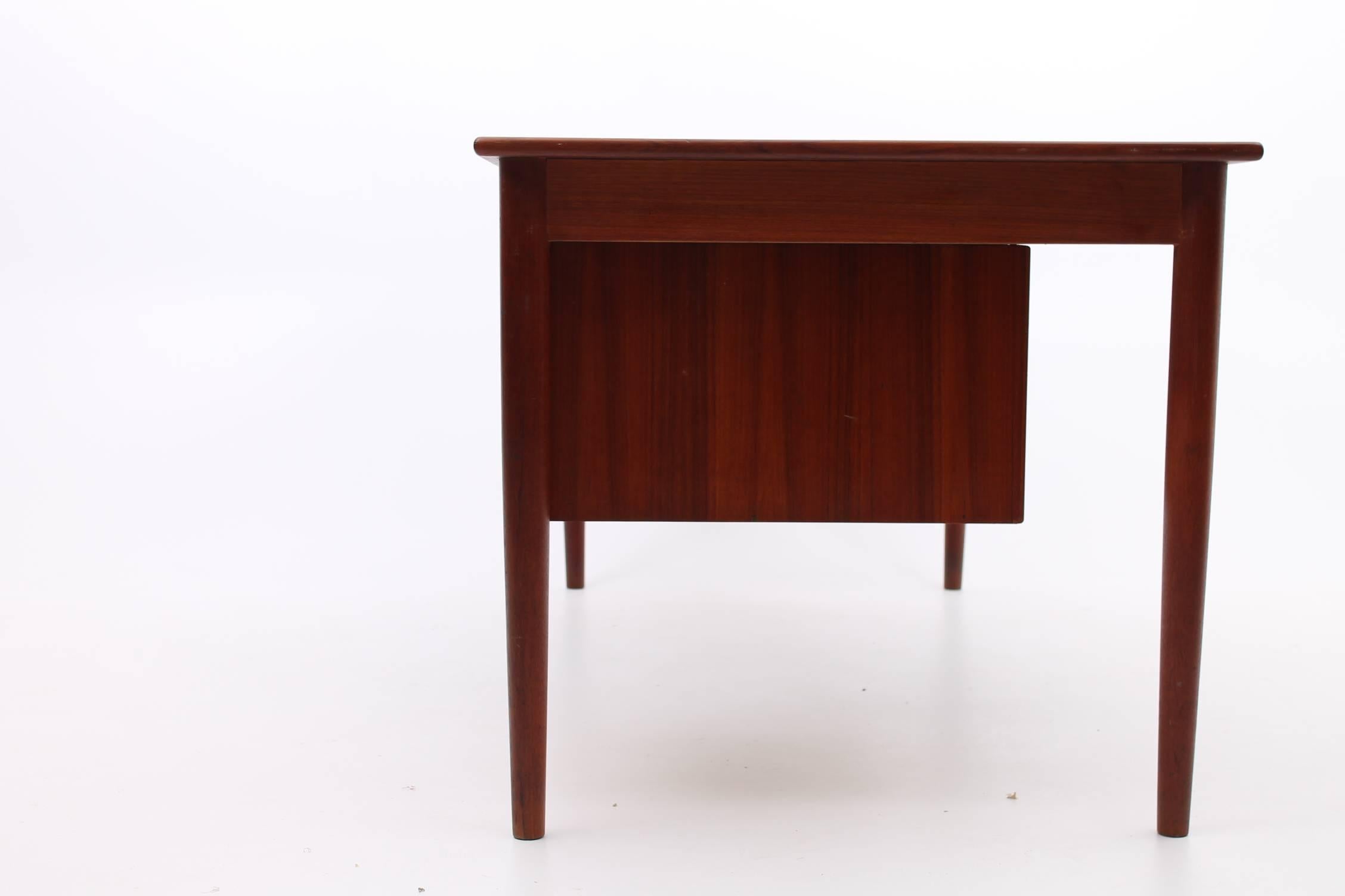 Teak Desk by Børge Mogensen for Soborg Møbelfabrik, Circa 1958 In Excellent Condition For Sale In Houston, TX