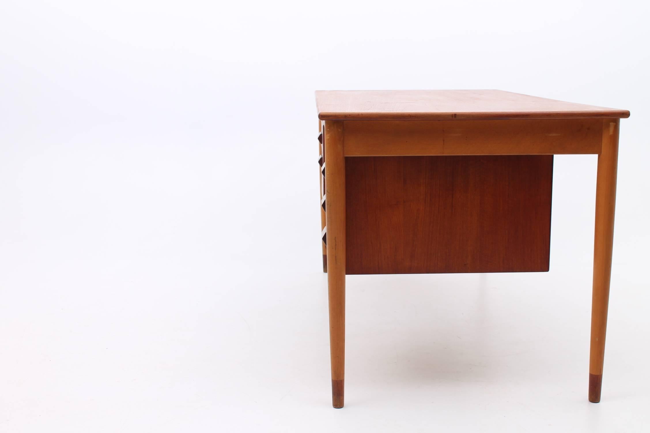 Desk made of teak and beech designed by Børge Mogensen for Søbork Møbelfabrik. The drawers, desk top and end caps of the legs are all made out of teak. The frame of the desk is made of beech. The combination of woods gives the desk a beautiful,