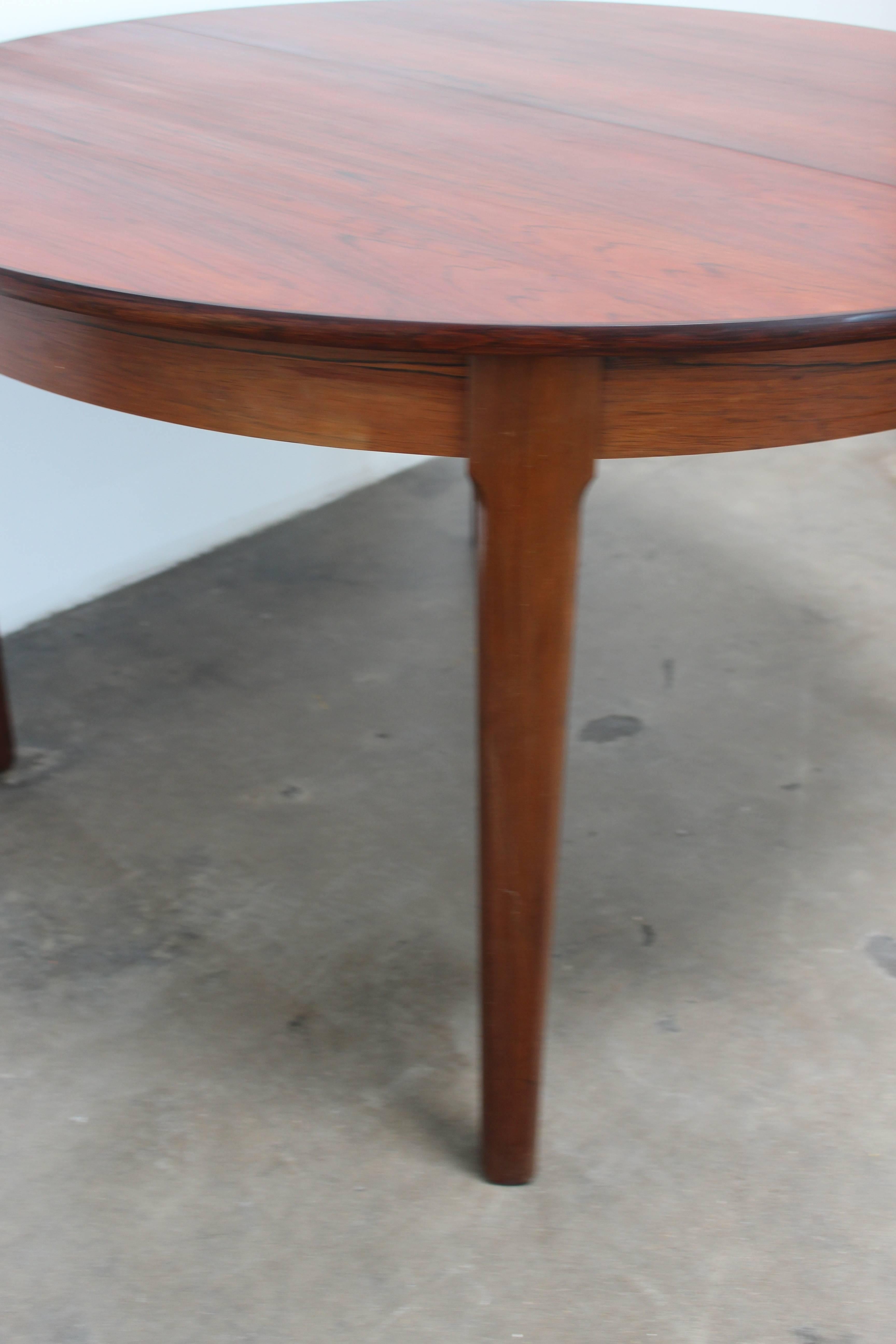 Round Rosewood Dining Table, Scandinavian Modern, circa 1950s In Good Condition For Sale In Houston, TX