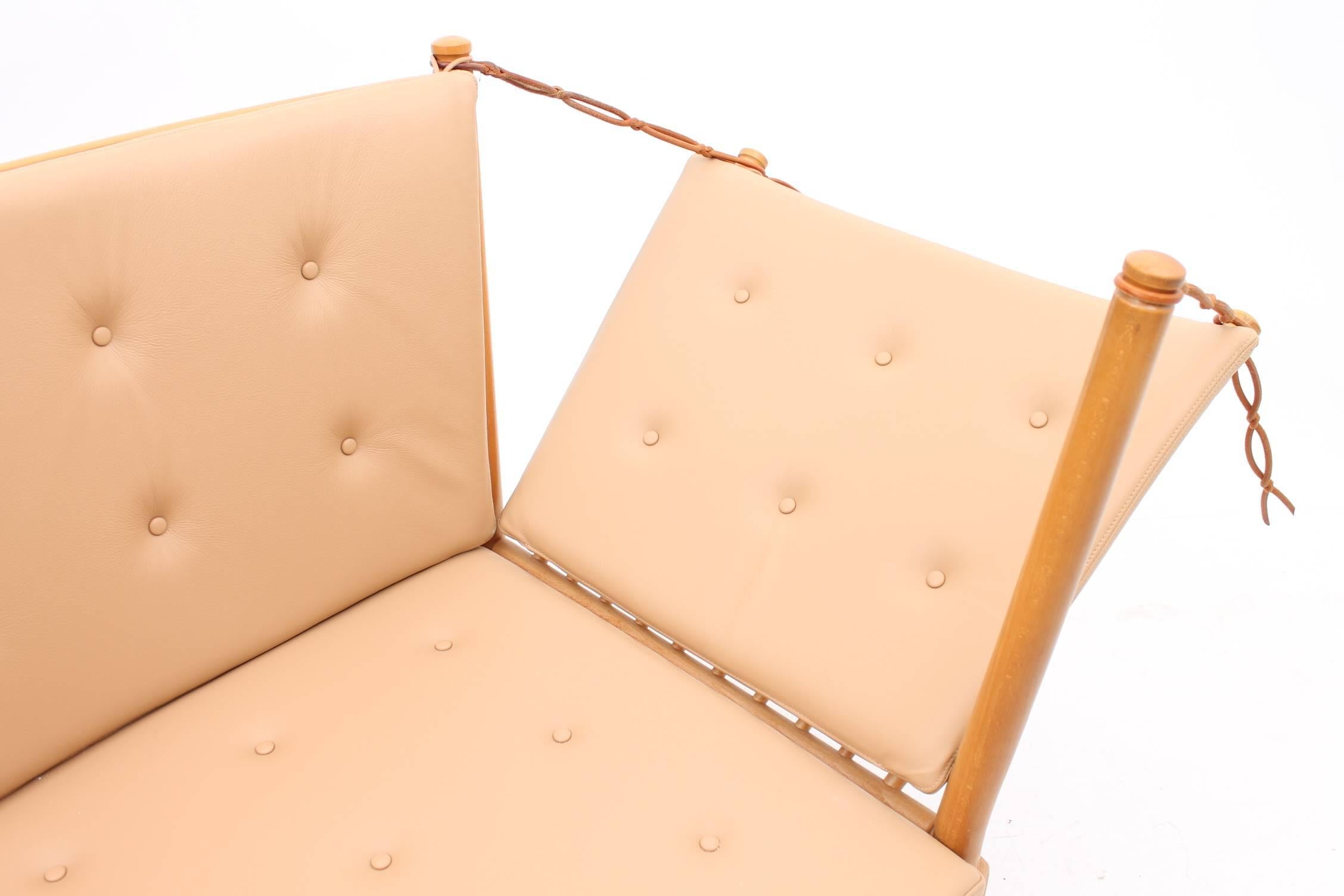 Danish Spokeback Loveseat with Tan Cushions by Børge Mogensen for Fritz Hansen For Sale