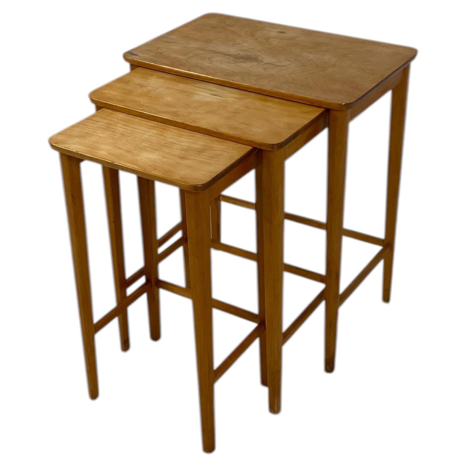 Raro set finlandese di tavolini impilabili in stile Mid-Century Modern, attribuito ad ASKO, anni ’40 in vendita