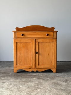 Credenza vintage in stile rustico americano con lavabo in pino