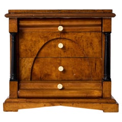 Miniatur-Kommode im Stil des 19. Jahrhunderts, um 1860