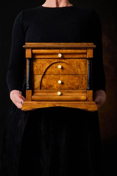 Miniatur-Kommode im Stil des 19. Jahrhunderts, um 1860
