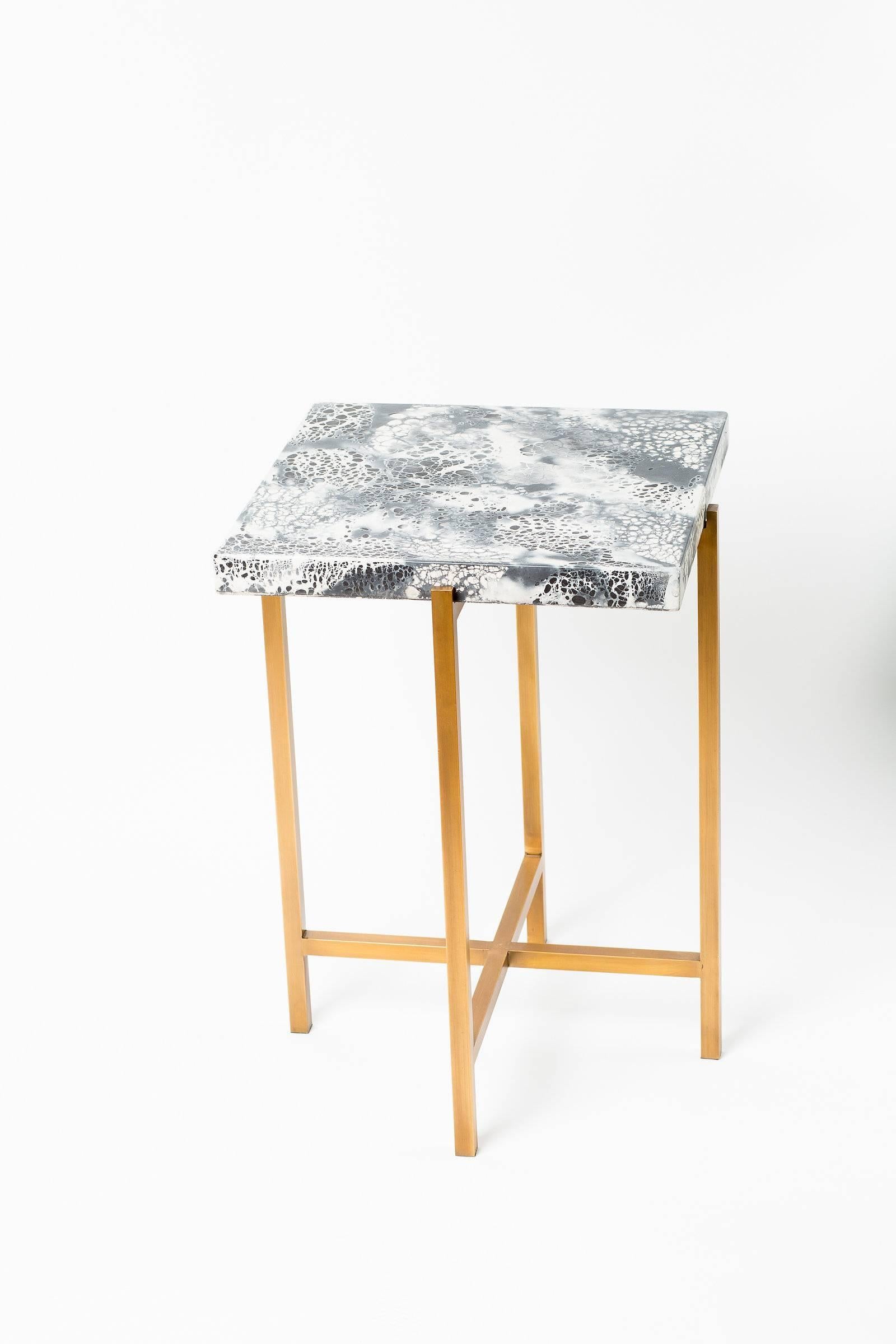 Der graue und weiße Beistelltisch aus glattem Beton von Kelly Behun Studio ist mit einem Sockel aus antikem Messing versehen. Dieses in Kanada gefertigte, robuste Möbelstück ist Ausdruck der klaren, modernen Ästhetik des amerikanischen Designers.