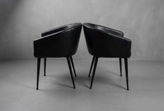 Lot de quatre fauteuils en cuir de buffle noir de la marque SITINO, design belge