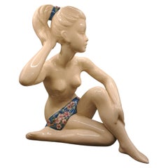 Sculpture féminine en céramique émaillée de style Art déco belge, réalisée par les Émaux de Louvière