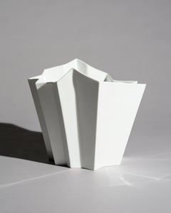 Heinrich Fuchs: Weiße Porzellanvase im Archais-Stil für Hutschenreuther, 1970er Jahre