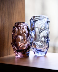 Juego de dos jarrones de cristal checo en tonos lila y azul, diseñados por Jan Beranek para Skrdlovice, hacia 1960