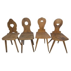 Lot de quatre chaises paysannes autrichiennes en bois tendre, XVIIIe-XIXe siècles