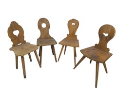 Lot de quatre chaises paysannes autrichiennes en bois tendre, XVIIIe-XIXe siècles