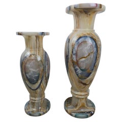 Paire de vases décoratifs en marbre à bandes, de tailles différentes
