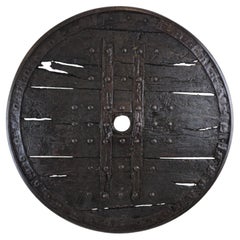 Ruota di carro gotica con assi in legno rinforzate con ferri, diametro 103 cm