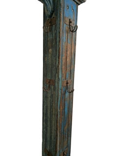 Blau lackierter Kleiderständer aus Holz mit geschnitzter Halterung, 19. Jahrhundert
