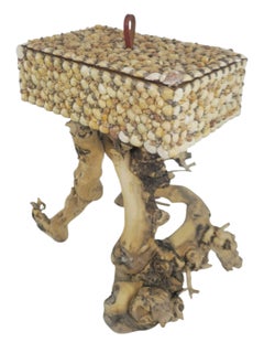 Boîte décorative incrustée de coquillages, posée sur un socle en bois flotté, avec couvercle amovible