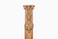 Par de pilastras altas de pino talladas con cariátides, de principios del siglo XIX