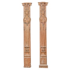 Par de pilastras altas de pino talladas con cariátides, de principios del siglo XIX