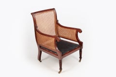 Paire de fauteuils de bibliothèque « bergère » en acajou, de style Régence, datant du début du XIXe siècle