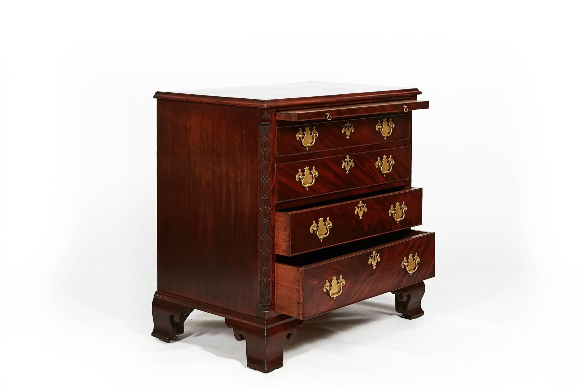 Early 19th Century George III Bachelor’s Flame Mahogany Four-Drawer Chest In Excellent Condition For Sale In Dublin 8, IE