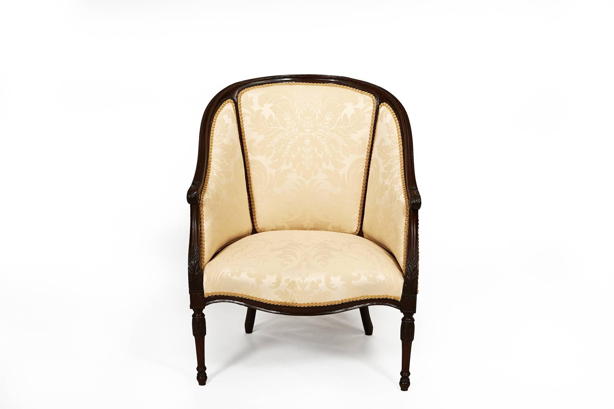 Chaise à baignoire Hepplewhite en acajou du 19e siècle, d'époque George III, dans le goût français.
