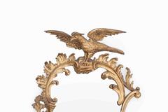 Specchio in legno dorato intagliato del XVIII secolo