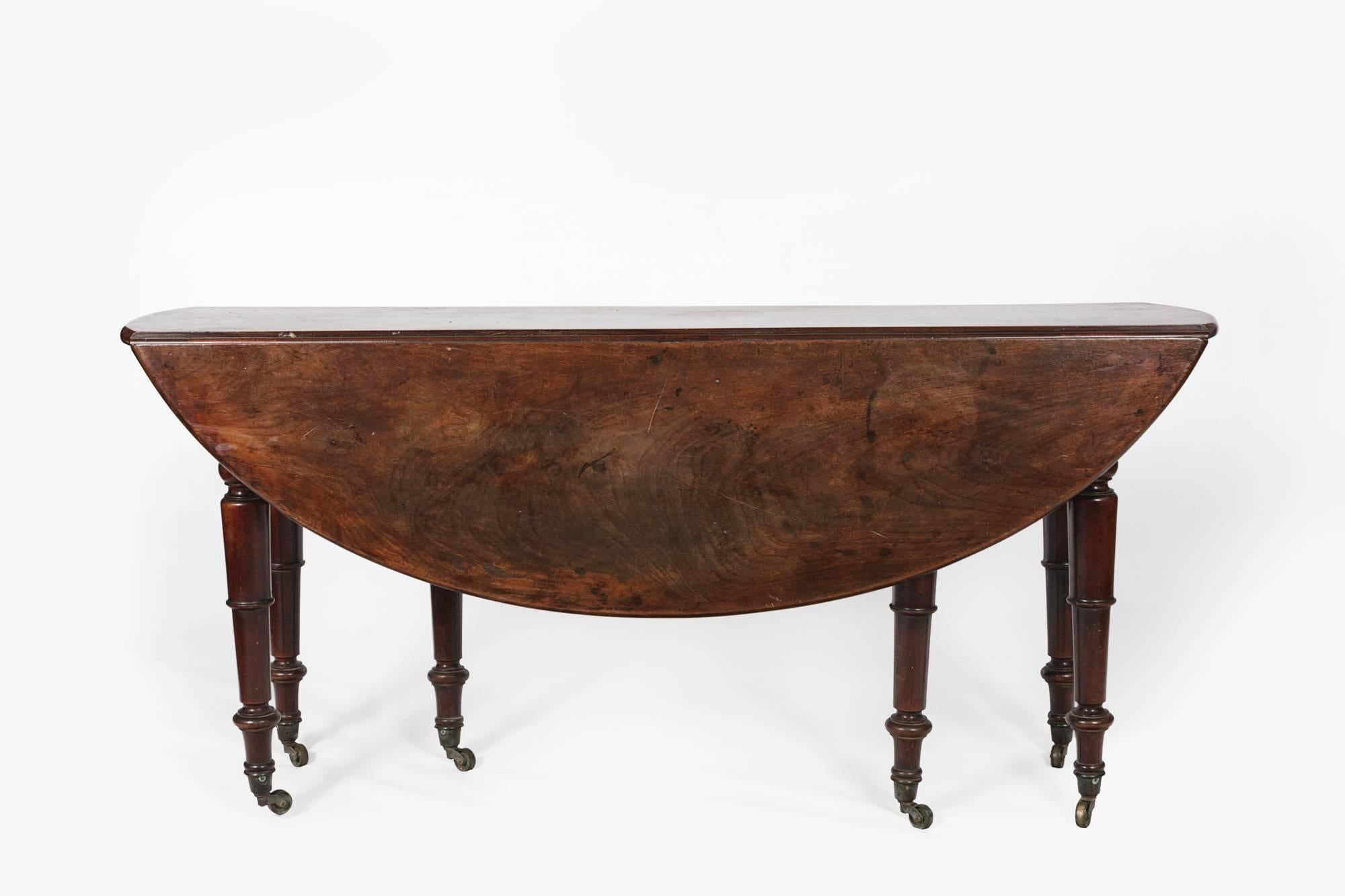 table de chasse Régence du 19e siècle avec pieds tournés sur roulettes. Deux feuilles tombantes s'ouvrent sur un plateau ovale.