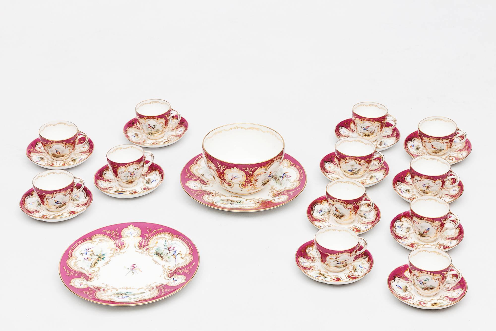 19th century Coalport raspberry and gilt tea service. Hand-painted with exotic birds. Comprising: 12 cups, 12 saucers, two cake plates and one tea bowl.

Very early Coalport porcelain was unmarked, (circa 1805 and before) and in reality marks were