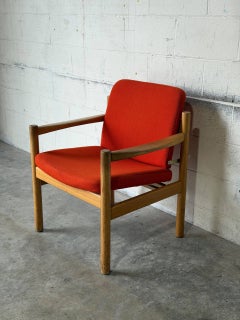 Fauteuil de salon vintage en chêne danois de Skive Mobelfabrik, modèle MCM, revêtement rouge