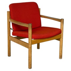 Fauteuil de salon vintage en chêne danois de Skive Mobelfabrik, modèle MCM, revêtement rouge