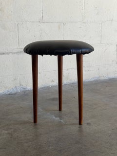 Runder Teakholz-Hocker mit Dreifuß und schwarzem Bezug – dänischer Vintage-Stil aus den 1960er Jahren