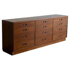 Jack Cartwright pour Founders Furniture : commode basse en noyer à 12 tiroirs, style milieu du siècle