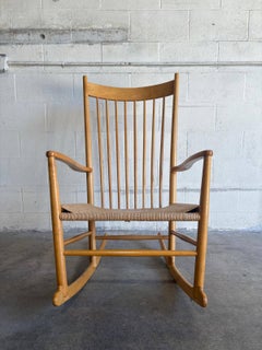 Fauteuil à bascule à dossier haut en hêtre « FDB Møbler » de Hans Wegner – Style danois du milieu du siècle