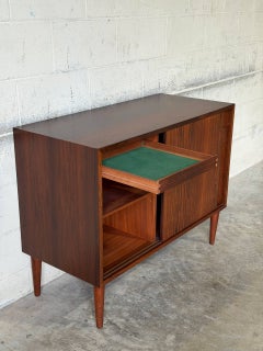 Sideboard aus Rosenholz mit Schiebetüren, dänischer Mid-Century-Modern-Stil, 1960er Jahre