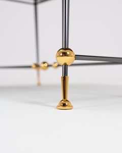Tavolino in marmo Saint Laurent con la caratteristica base a sfera firmata Leleu