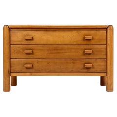 Commode à trois tiroirs en bois massif d'orme, réalisée par l'Atelier Chauvin – années 1960