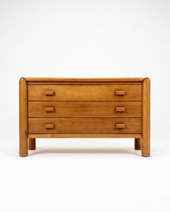 Commode à trois tiroirs en bois massif d'orme, réalisée par l'Atelier Chauvin – années 1960