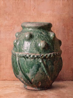Urne en terre cuite émaillée, à reliefs et ornée d'une bande en forme de corde, Maroc