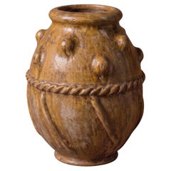 Urne en terre cuite émaillée, à reliefs et ornée d'une bande en forme de corde, Maroc