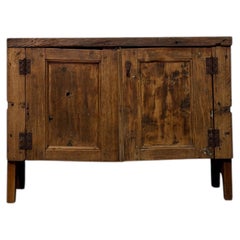 Armoire basse du XIXe siècle en bois massif de sapin, à deux portes