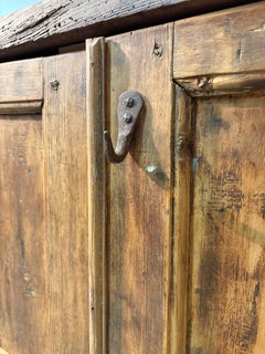 Credenza bassa del XIX secolo in legno massello di abete con due ante