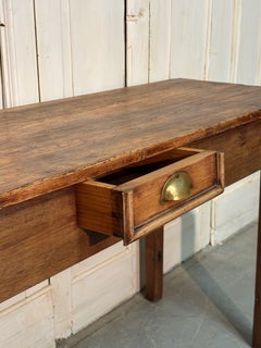 Mesa rústica de abeto macizo de principios del siglo XX con un cajón delantero