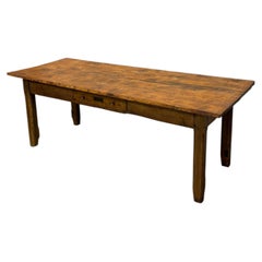 Mesa rústica de finales del siglo XIX, de madera de abeto y castaño, con un cajón