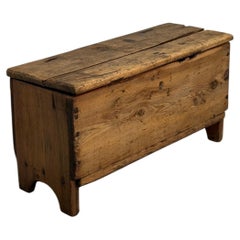 Coffre rustique en bois de mélèze du XIXe siècle