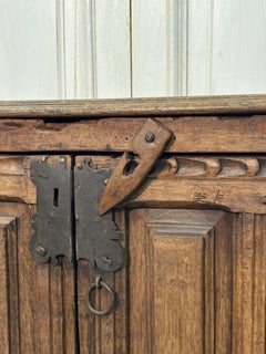Credenza del XVIII secolo in legno di castagno finemente decorata