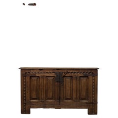 Credenza del XVIII secolo in legno di castagno finemente decorata