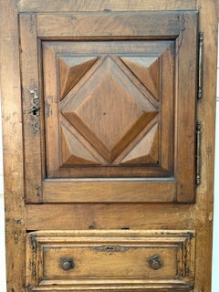 Armadio alto in legno di noce del XIX secolo